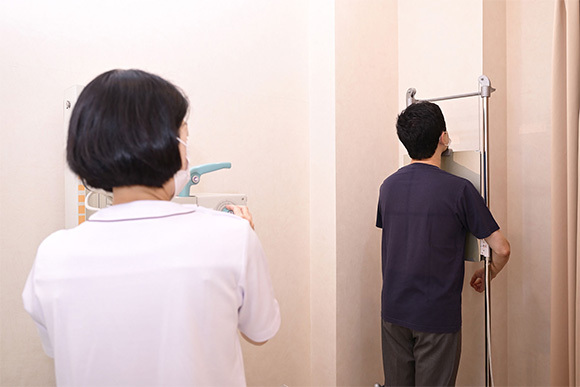 胸部のレントゲン撮影の様子