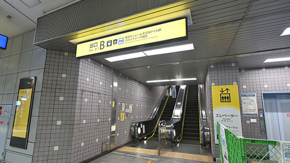 3　するとエスカレーターがあるので、これを登ります（エスカレータは２つ登ります）