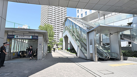 5　出口Bから左を見ると、このような歩道橋に上がるためのエスカレーターが見えますので、このエスカレーターに向かいます