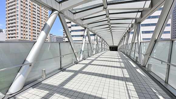 11　出口を出ると、さらに歩道橋がありますのでこれを真っ直ぐ進みます