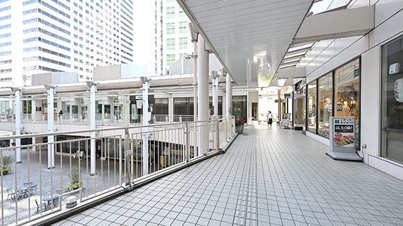12　すると、このようなお店がならんだゾーンに入ります。これを道なりにさらに進みます