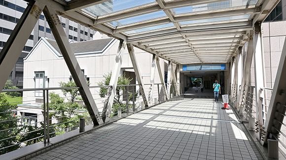 13　道なりに進む（一回左折して、一回右折する）と左前方にこのような建物が見えてきます。これが天王洲内科医院です