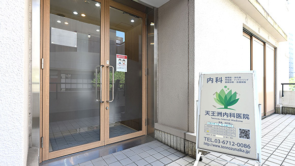 14　建物に通じる通路を左に曲がり、ドアを開けると到着です