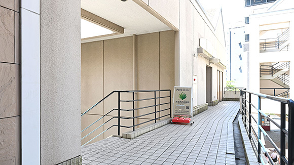 7　その道から右に分岐する一つめの道を右に曲がると天王洲内科医院です