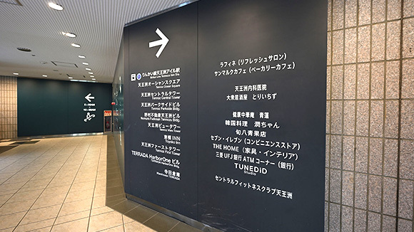 4　エスカレーターを降りて右を見るとこのような出口がありますので、出口を出て、左方向に向かいます